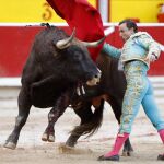 Rafaelillo dando un pase de pecho en la última de la Feria de San Fermín / EFE