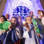Disfrazados como en un Belén viviente, decenas de madrileños acudieron a reivindicar la Navidad cristiana y los Nacimientos tradicionales en la Puerta de Alcalá
