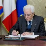 Sergio Mattarella firma el decreto por el cual se disuelven las cámaras del Senado y del Congreso de Diputados de Italia, en el Palacio del Quirinal, Roma.
