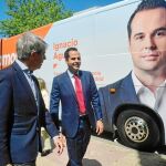 Aguado, junto a Ángel Garrido, ayer, en la Casa de Campo, durante la presentación de la campaña