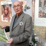 El abuelo de Marta del Castillo, José Antonio Casanueva, sostiene un mapa de una de las zonas de búsqueda