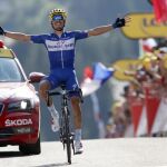 Julian Alaphilippe celebra su victoria en la décima etapa del Tour de Francia / Ap