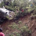 Fotografía cedida por el gobierno del estado de Oaxaca, donde se muestra un helicóptero que se desplomó en el municipio de San Carlos Yautepec