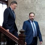 Puig exigió al Gobierno que «agilice al máximo» los tiempos de desarrollo del Corredor Mediterráneo, especialmente en el tramo Alicante-Valencia. En la imagen, de archivo, Puig y el nuevo ministro de Fomento, el valenciano José Luis Ábalos (LA RAZÓN)
