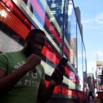 Un jugador de Pokemon Go en Times Square, Nueva York
