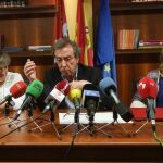 De Santiago-Juárez informa de los acuerdos alcanzados con los sindicatos UGT y CCOO, en presencia de Carmen Amez (UGT) y Ana Rosa Rivas (CCOO)
