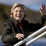 Hillary Clinton saluda a los periodistas en el aeropuerto del condado de Ewstchester.