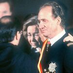 Don Juan Carlos y Doña Sofía, con gesto emocionado, entregan los restos del conde de Barcelona al prior del monasterio de San Lorenzo del Escorial en 1993