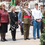 El general José Rivas Moriana y la alcaldesa María José Ortega, en un momento del acto / La Razón