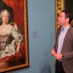 El candidato del PP, Teodoro García Egea durante su visita ayer a la exposición sobre la vida y obra del Conde de Floridablanca.LA RAZÓN