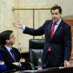 El presidente de la Junta, Juanma Moreno, ayer en la sesión de control del Parlamento andaluz / Foto: Manuel Olmedo