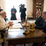 El Papa Francisco con el presidente de Colombia, Juan Manuel Santos, y al líder de la oposición, Álvaro Uribe en el Vaticano