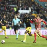 Thomas Partey (i), disputa un balón ante el jugador del Guijuelo