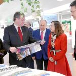 Antonio Silván, Juan Martínez Majo y Gema Villarroel visitan el stand promocional de León en la estación madrileña.