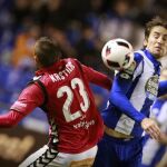 El centrocampista del Deportivo de La Coruña Pedro Mosquera (d) pelea un balón con el serbio Nenad Krsticic, del Deportivo Alavés, durante el partido