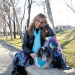 Miriam Díaz-Aroca junto a Simón, su pequeño Spaniel / Foto: Connie G. Santos