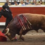 Alejandro Talavante da un pase de muleta a su primer toro de la sexta corrida de Bilbao