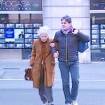 Marta Ferrusola y su hijo Oriol Pujol, que será juzgado por la trama de las ITV, ayer tras ir a visitar al ex president Pujol ingresado desde el pasado lunes por problemas respiratorios