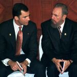El ex presidente de Cuba, Fidel Castro (d), charla con el entonces Príncipe de Asturias, en un acto celebrado en 2003