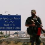 Un soldado siria junto al paso fronterizo con Jordania en Deraa, que ha sido el último bastión rebelde. REUTERS/ Omar Sanadiki