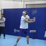 Zverev en primer plano y Ferrero detrás.
