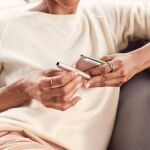 Una mujer con un artículo de Philip Morris 