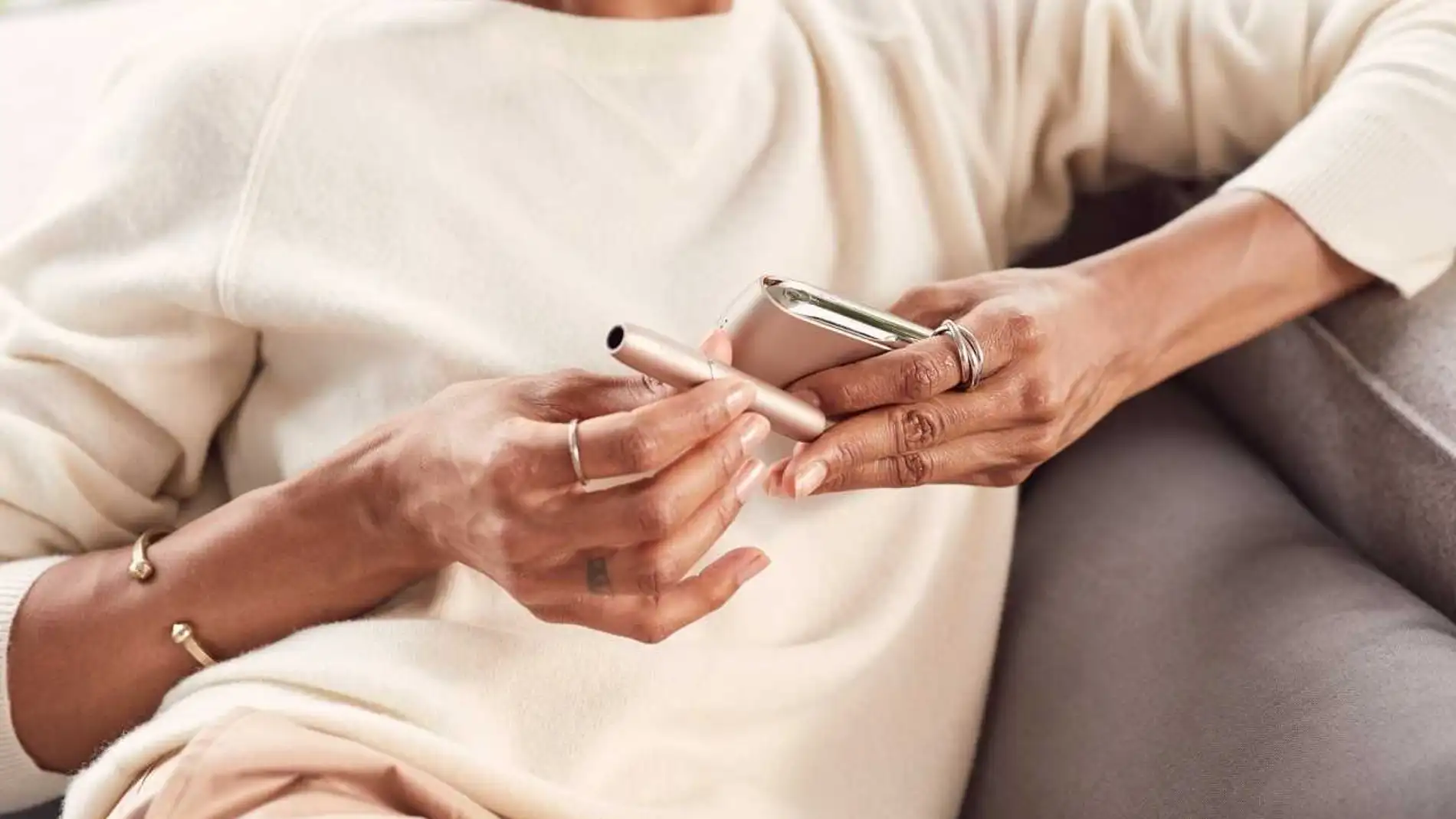 Una mujer con un artículo de Philip Morris