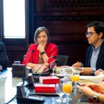 La presidenta del Parlament, Carme Forcadell (2i), durante una reunión de la Mesa del Parlament.