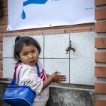 El acceso al agua significa que los niños y niñas puedan dedicar en su propia formación el tiempo que ahora dedican a recolectarla