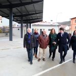 La presidenta de la Diputación, Ángeles Armisén; el consejero de Fomento y Medio Ambiente, Juan Carlos Suárez-Quiñones; y la alcaldesa de Cervera, Francisca Peña, entre otros, en la presentación del resultado de la estación de autobuses de Cervera de Pisuerga