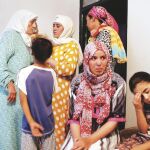 Varios familiares de los hermanos Hymachi (Omar y Mohamed) y Abouyaaqoub (Younes y El Houssaine), ayer, en su residencia de vacaciones en la localidad marroquí de Mrirt, donde nacieron varios de los terroristas que cometieron los atentados de Las Ramblas y Cambrils