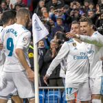 Cristiano y Lucas Vázquez se abrazan celebrando el gol del canterano mientras Benzema, Asensio y Marcelo corren a felicitarlos