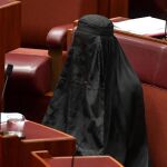 La senadora australiana Pauline Hanson ataviada con el burka como protesta.