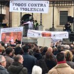 Miles de personas respaldan a los padres de las víctimas