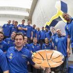 La plantilla y el cuerpo técnico del Herbalife Gran Canaria posan junto a la Supercopa conseguida el sábado pasado