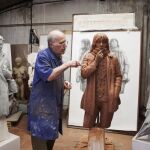 El escultor Julio López Hernández en su estudio de Madrid, con varias de sus obras y dibujos. EFE/Roberto Desiré