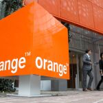 Logo de Orange situado en la entrada de Cyberdefense