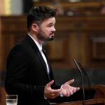 Gabriel Rufián, durante su intervención esta tarde en el pleno del Congreso de los Diputados. EFE/Juan Carlos Hidalgo
