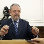 El consejero vasco de Hacienda y Economía, Pedro Azpiazu, durante la rueda de prensa tras la primera reunión oficial que ha mantenido con el ministro de Hacienda, Cristóbal Montoro