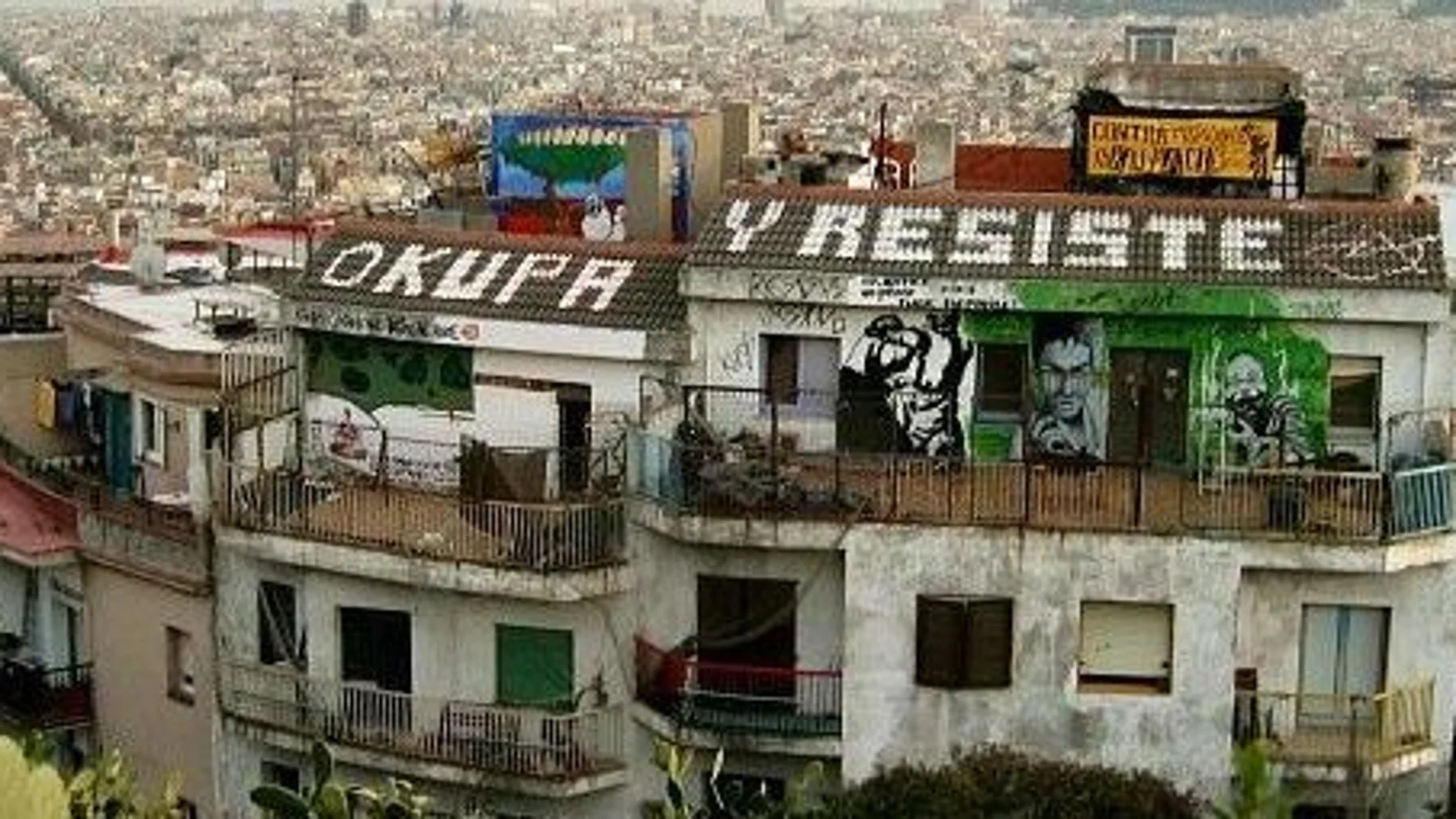 Imagen de unos edificios de "okupas"