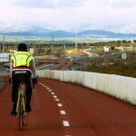 Un ciclista en el carril bici, en una imagen de archivo