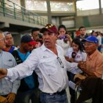 El candidato presidencial, Henri Falcón, ejerce su derecho al voto hoy, domingo 20 de mayo de 2018, desde el centro de votación en el gimnasio techado Los Horcones, en el municipio Iribarren, Barquisimeto, estado Lara (Venezuela) / Foto: Efe
