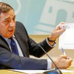 El consejero de Sanidad, Sáez Aguado, en la presentación de la campaña mostrando los picos del virus los últimos años