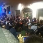 Un grupo de independentistas se agolpa frente a la entrada del hotel anoche en Calella