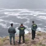 Agentes de la Guardia Civil rastreando la zona en donde se encontraron las pertenencias del peregrino