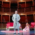 Jacobo Dicenta y Lucía Quintana se desdoblan para interpretar a dos personajes cada uno sobre un escenario que continúa la estética del patio del María Guerrero