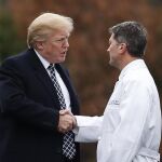 Donald Trump estrecha la mano al doctor Ronny Jackson.