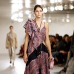 LOEWE retoma el fervor de los «cut outs»