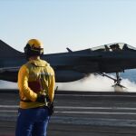 Un caza francés tipo Mirage-2000 antes de despegar para atacar posiciones terroristas en Siria.
