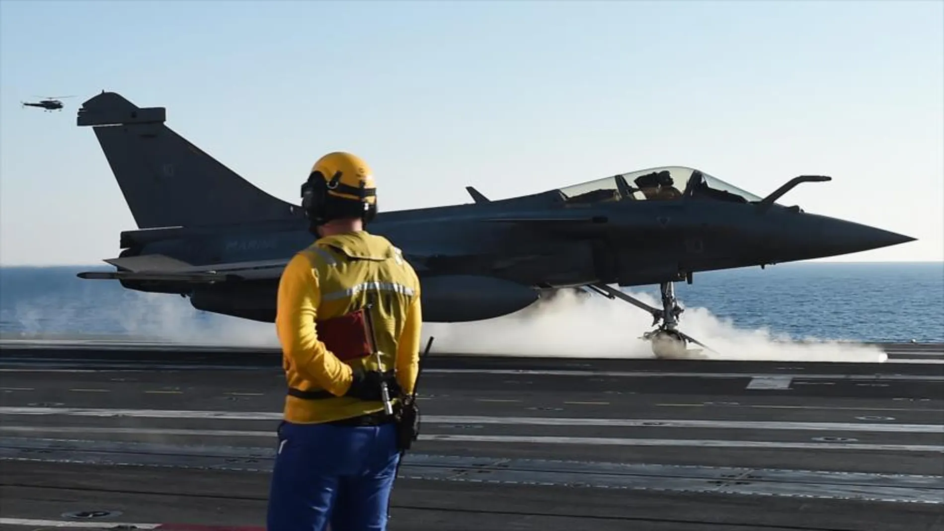 Un caza francés tipo Mirage-2000 antes de despegar para atacar posiciones terroristas en Siria.